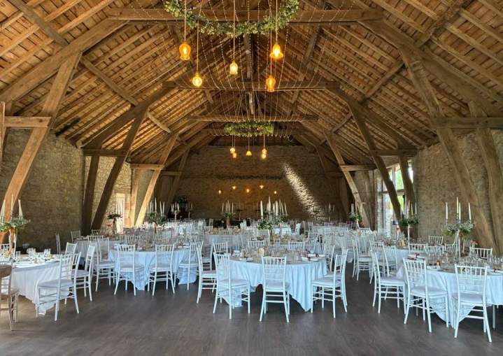  Découvrez La Grange ✨Notre salle de réception principale de 250 m² allie charme et authenticit (3)